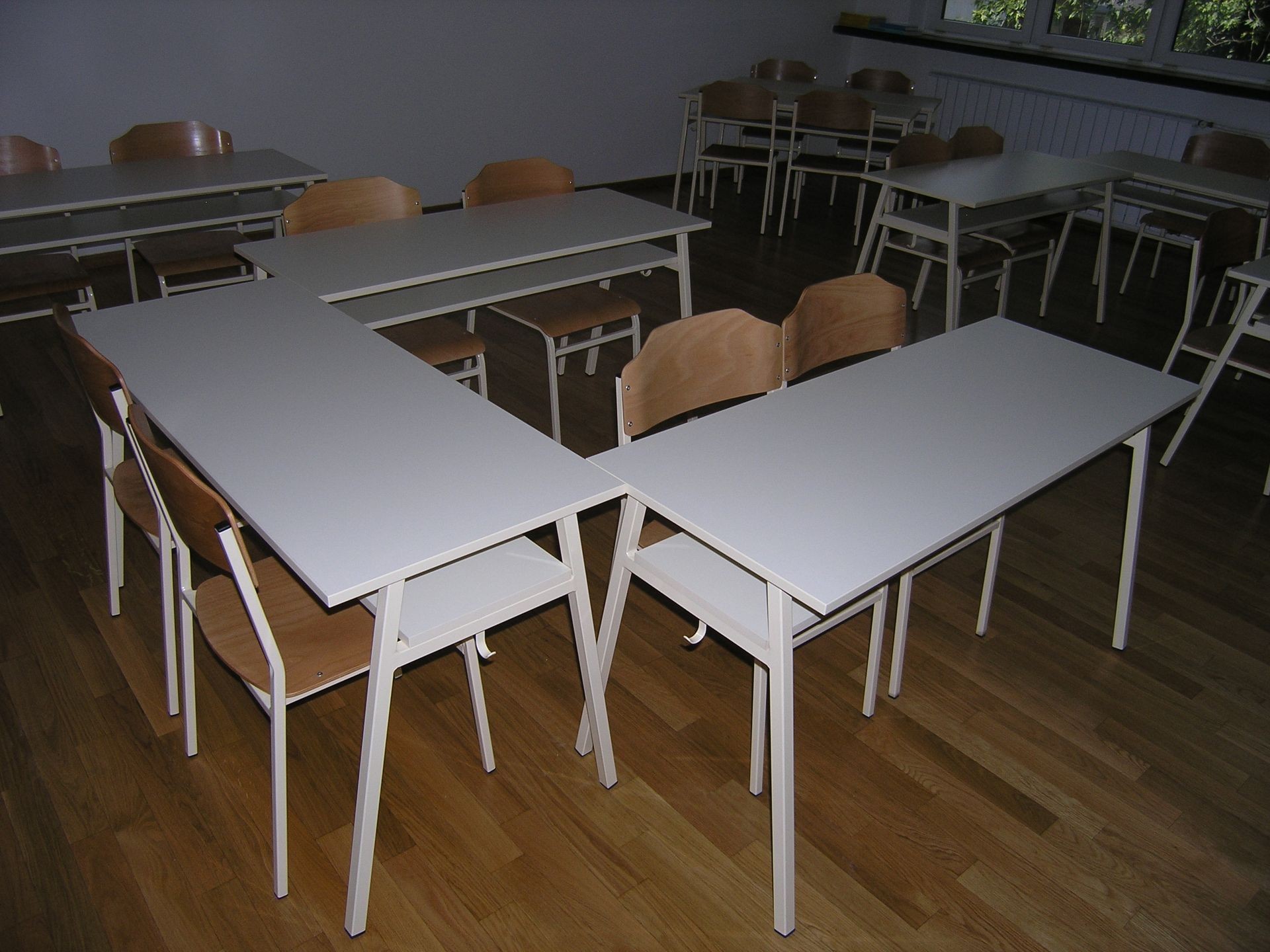 Školski stolovi i klupe